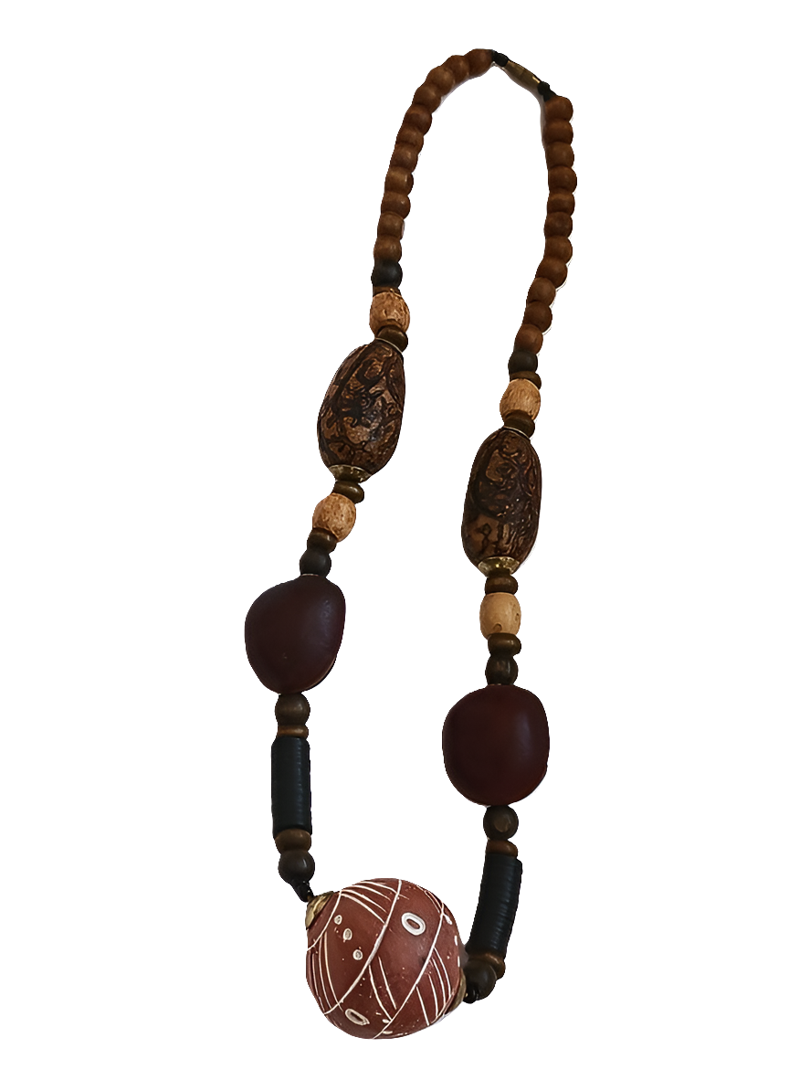 Collier en terre cuite, noyaux de karité, et perles