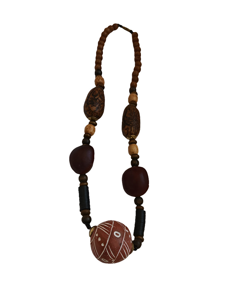 Collier en terre cuite, noyaux de karité, et perles