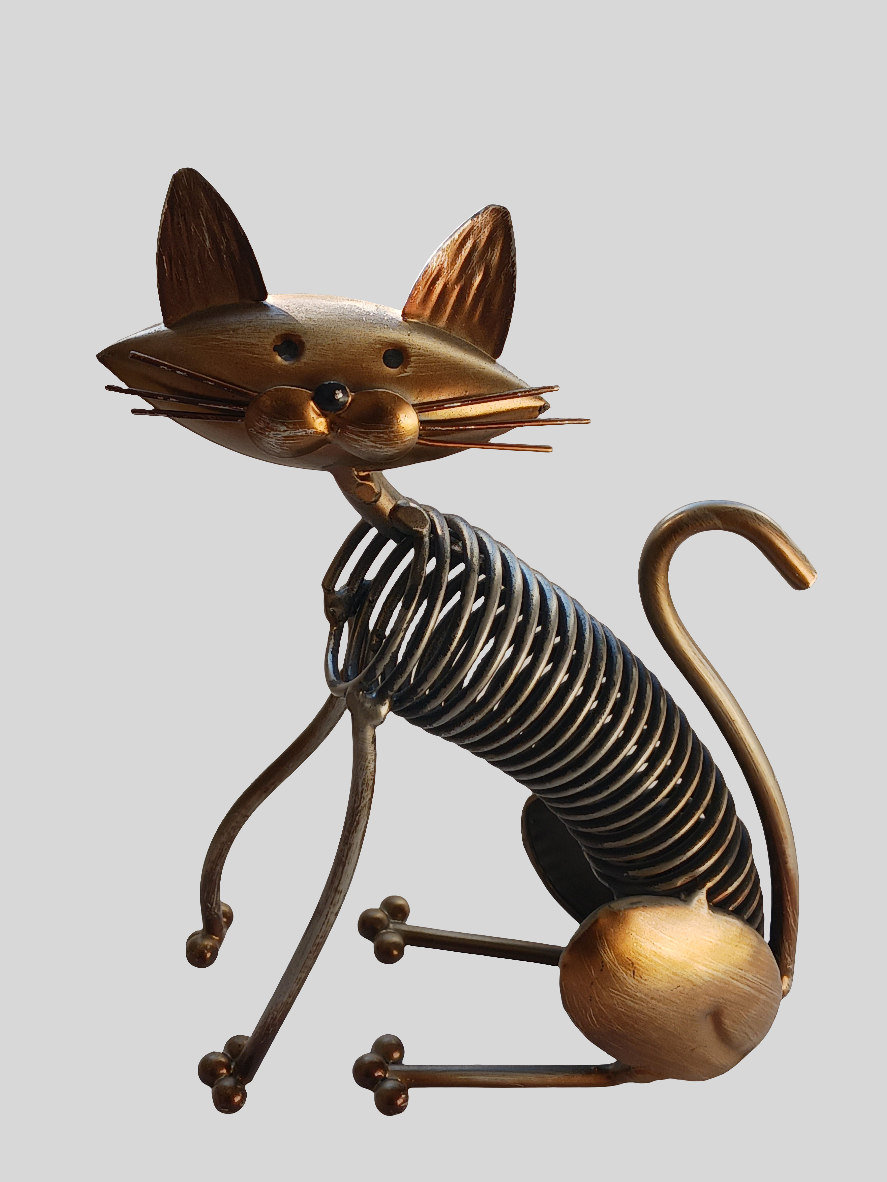 Chat en métal assis