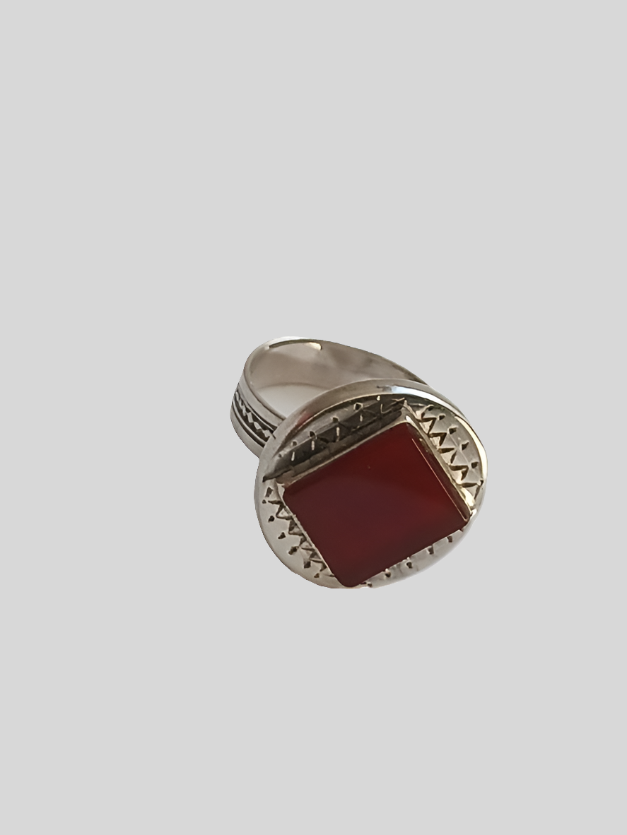 Bague touarègue en argent ciselé ornée d'une pierre agate