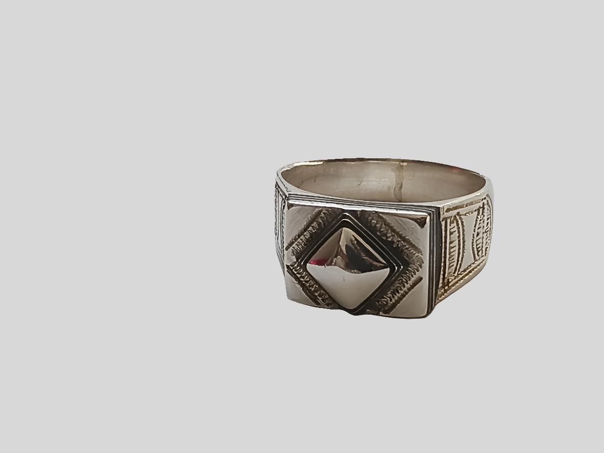 Bague touarègue en argent ciselé et bois débène