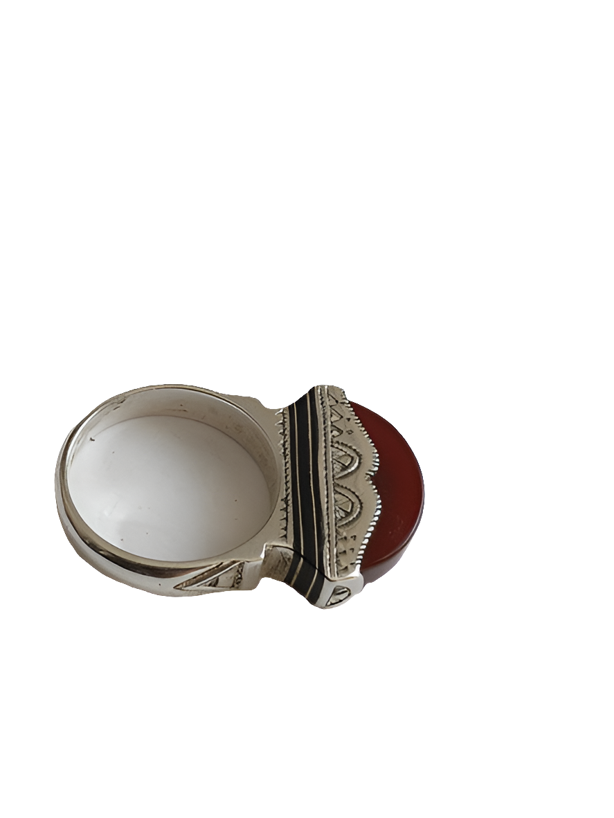 Bague touarègue en argent ciselé ornée d'une pierre agate
