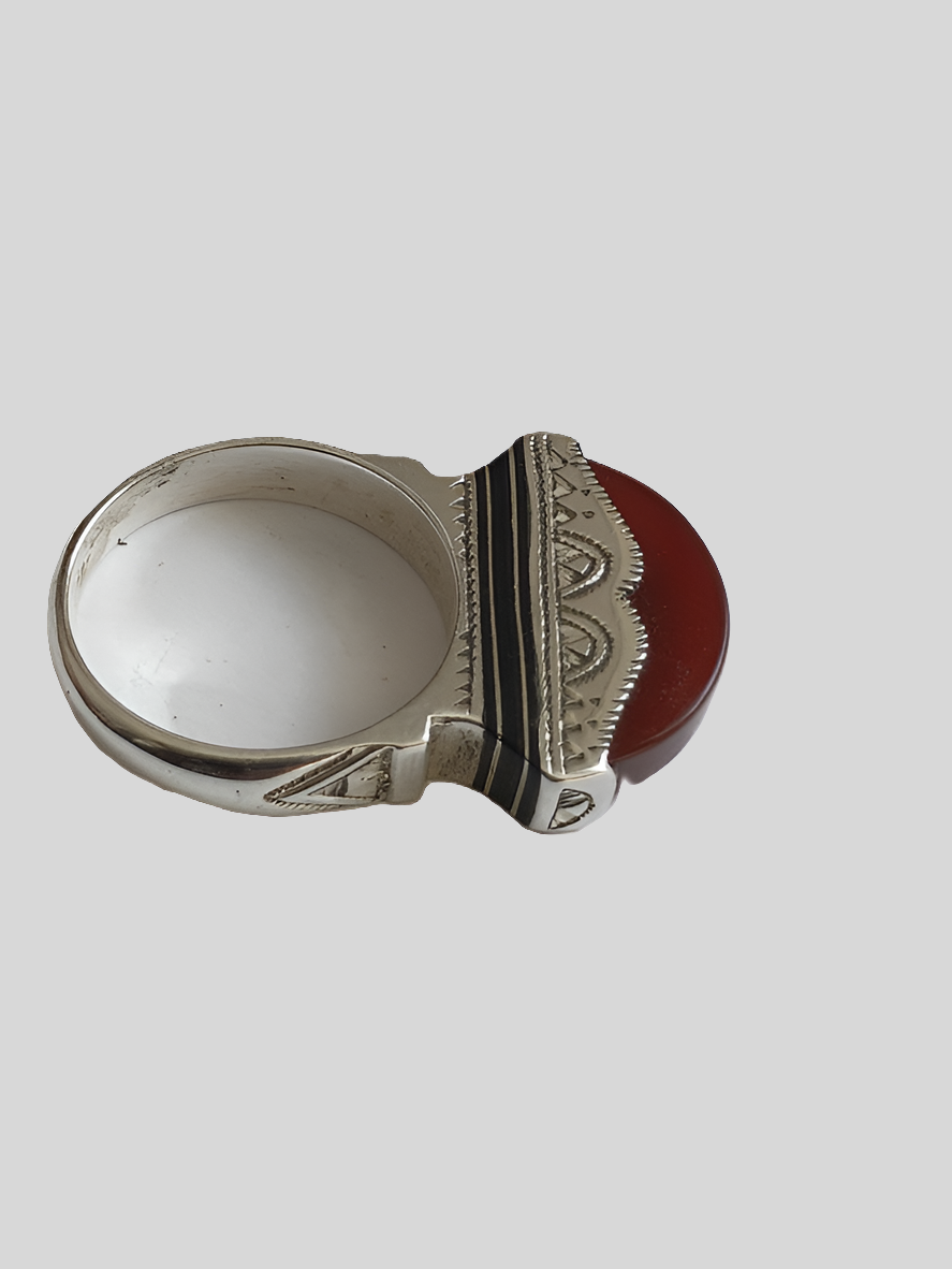 Bague touarègue en argent ciselé ornée d'une pierre agate