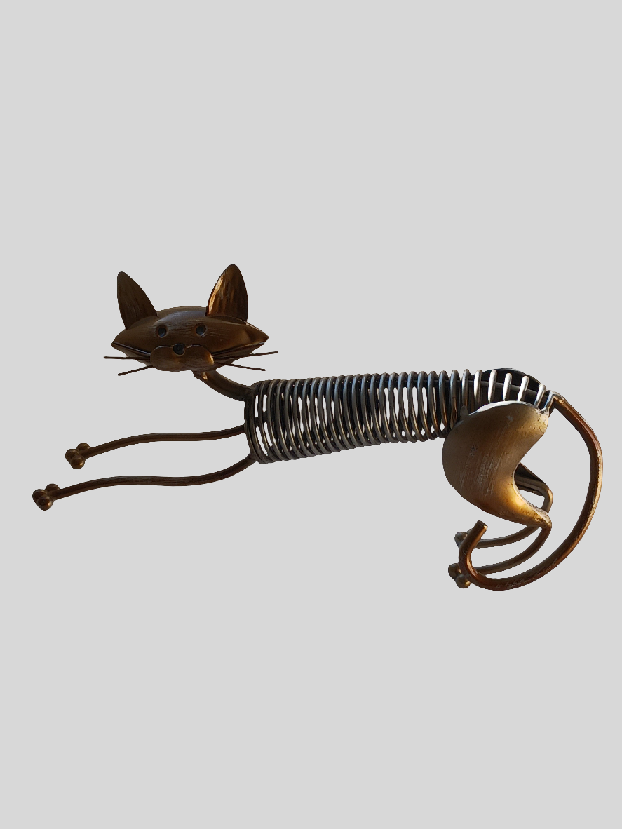 Chat en métal debout