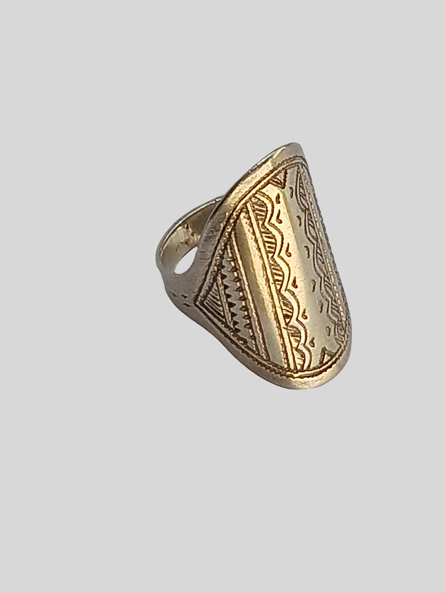 Bague touarègue en argent ciselé ornée d'une pierre agate