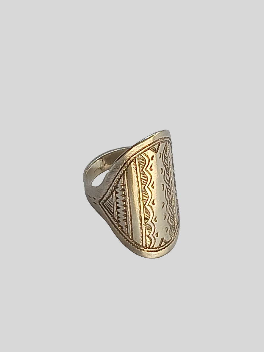 Bague touarègue en argent ciselé ornée d'une pierre agate