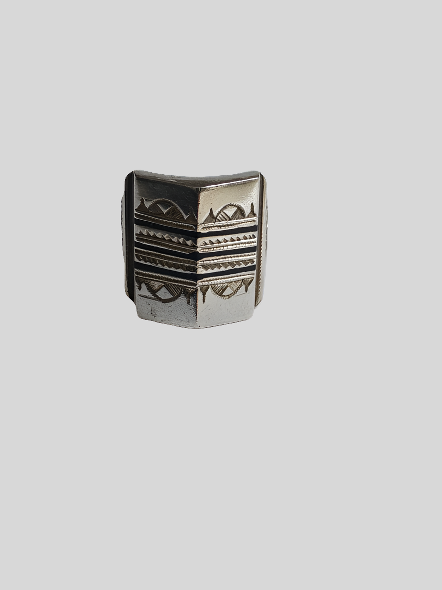 Bague touarègue en argent ciselé avec des motifs en bois d'ébène
