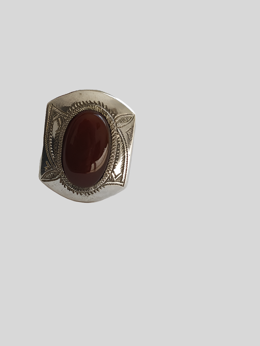 Bague touarègue en argent ciselé ornée d'une pierre agate