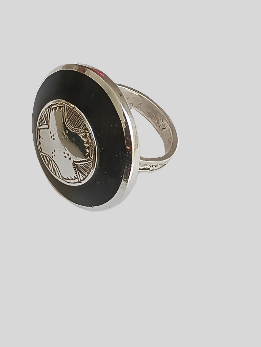 Bague touarègue en argent ciselé avec des motifs en bois d'ébène