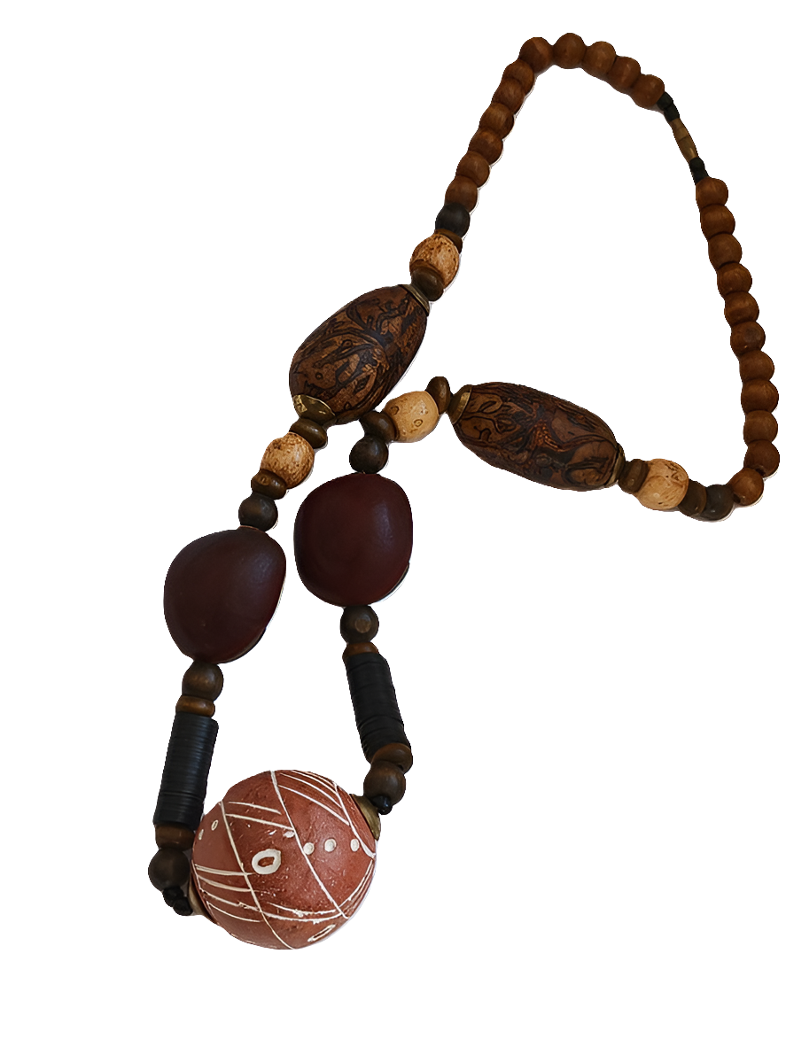 Collier en terre cuite, noyaux de karité, et perles