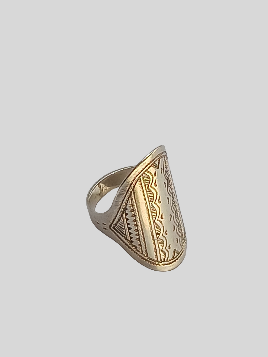 Bague touarègue en argent ciselé ornée d'une pierre agate