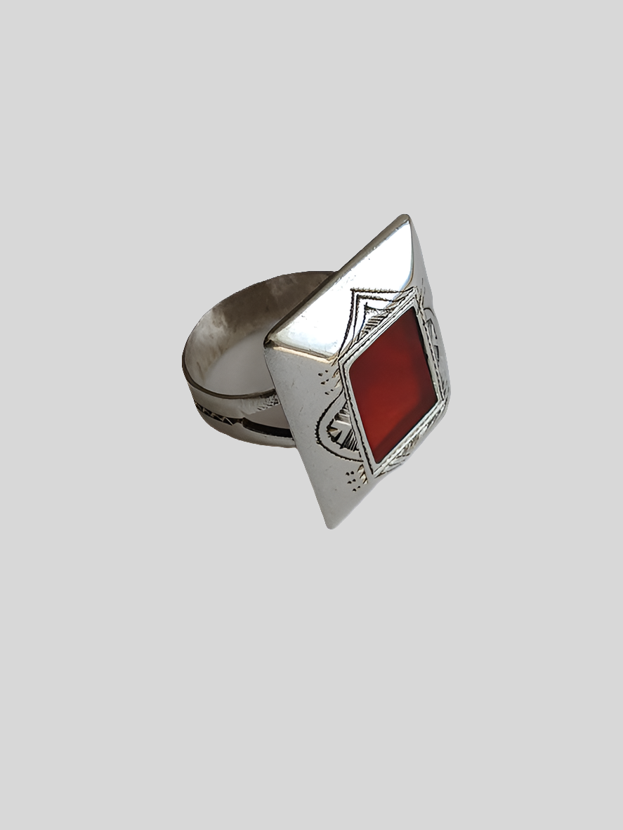 Bague touarègue en argent ciselé ornée d'une pierre agate