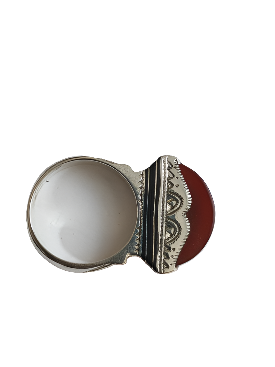 Bague touarègue en argent ciselé ornée d'une pierre agate