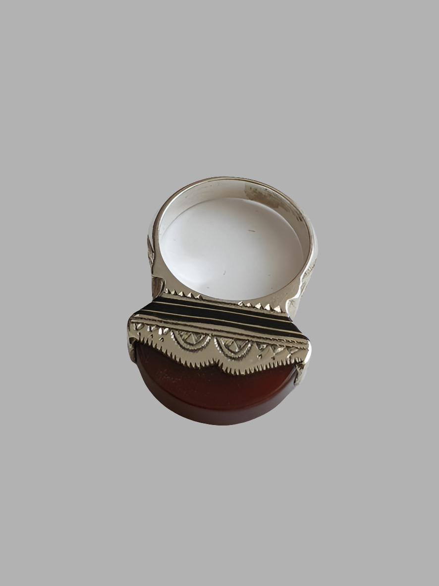 Bague touarègue en argent ciselé ornée d'une pierre agate