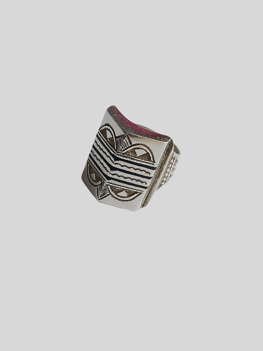 Bague touarègue en argent ciselé avec des motifs en bois d'ébène