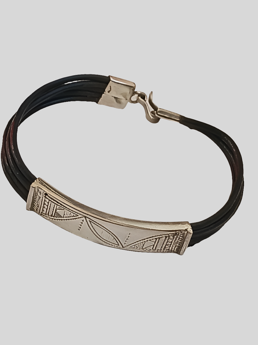 Bracelet touareg en argent avec des cordons en cuir
