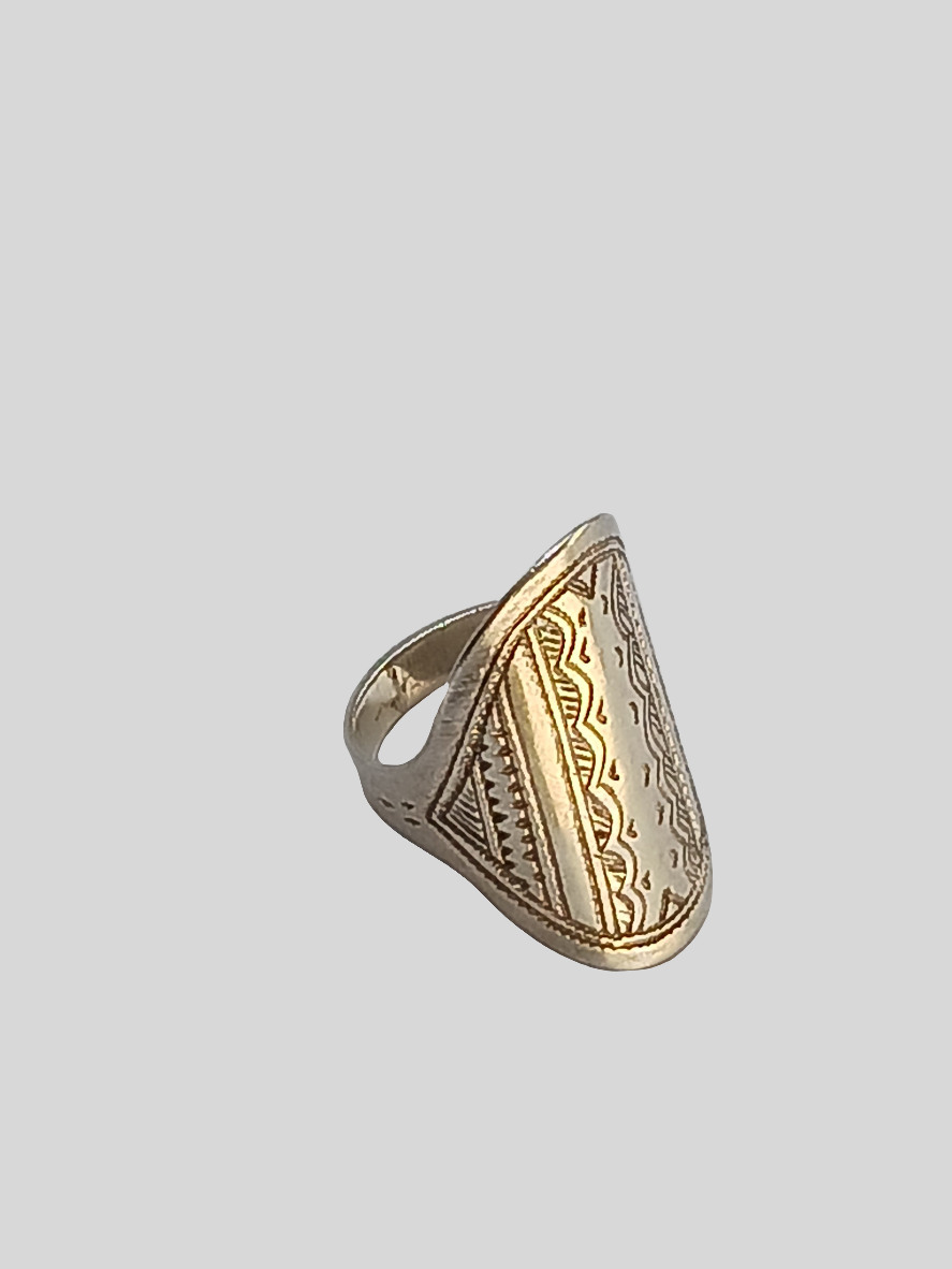 Bague touarègue en argent ciselé ornée d'une pierre agate