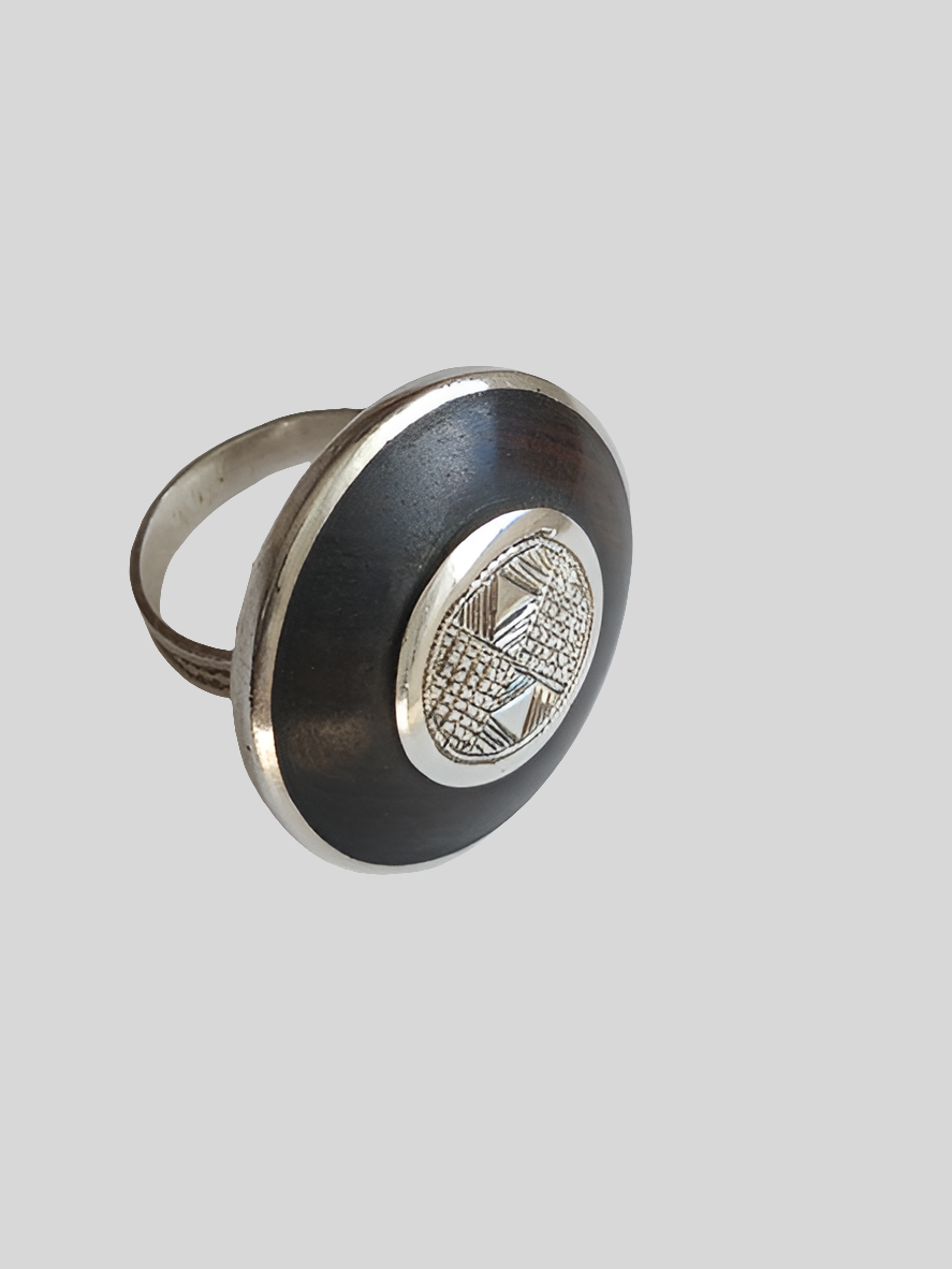 Bague touarègue en argent ciselé et bois d'ébène