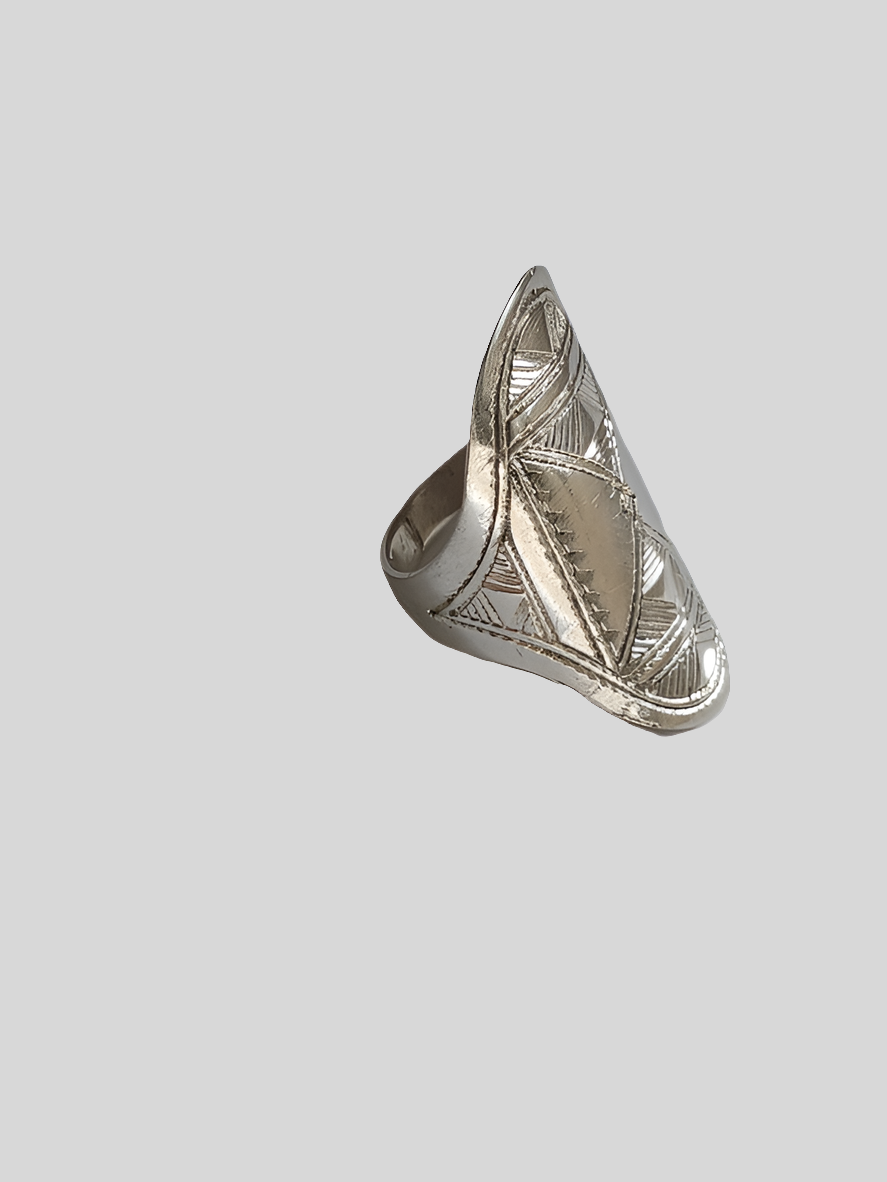 Bague touarègue en argent ciselé
