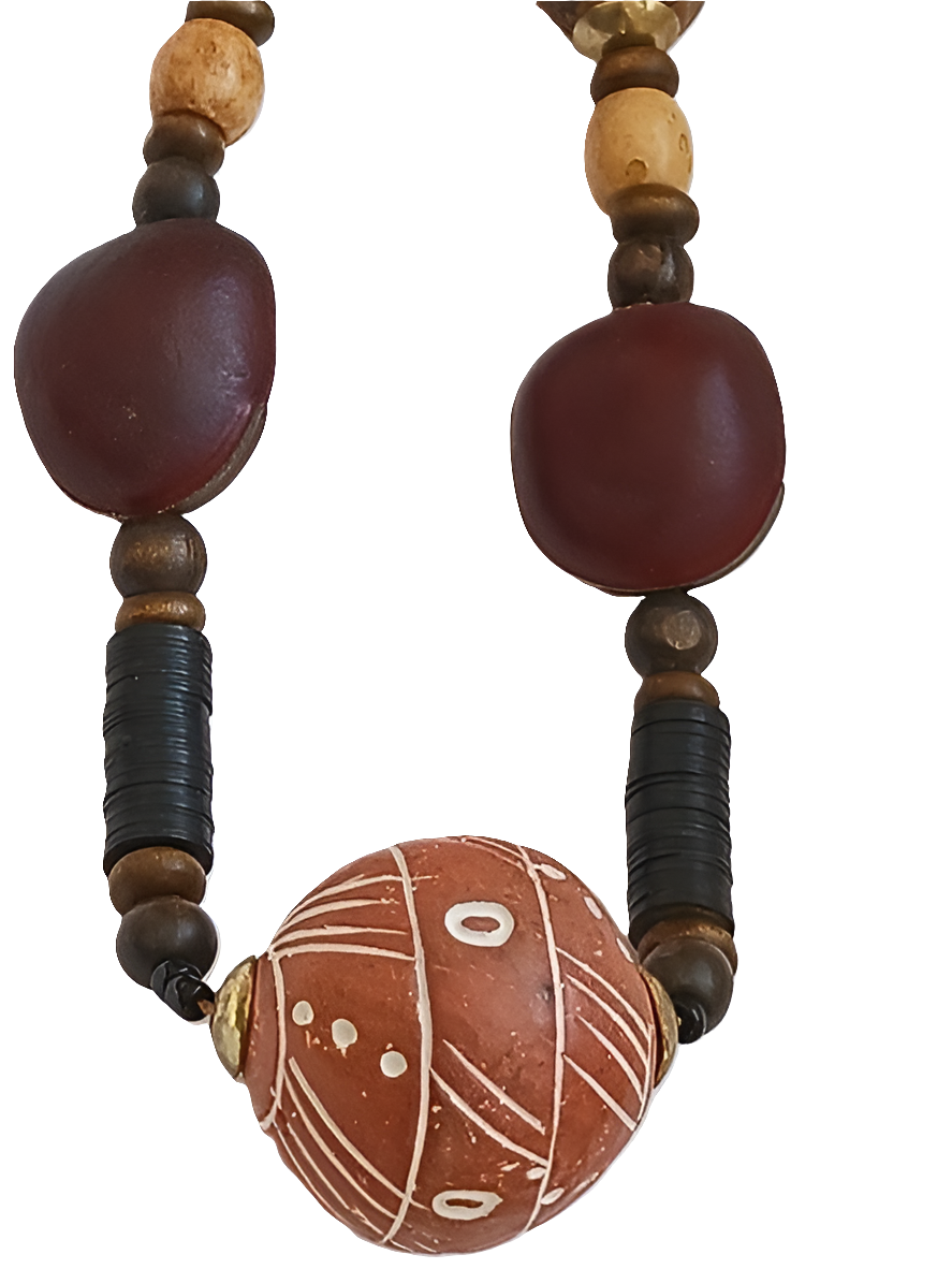 Collier en terre cuite, noyaux de karité, et perles