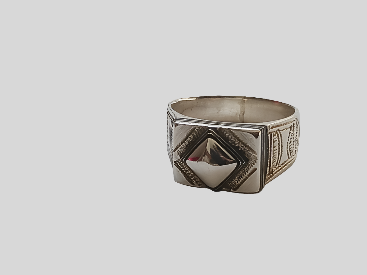 Bague touarègue en argent ciselé et bois débène