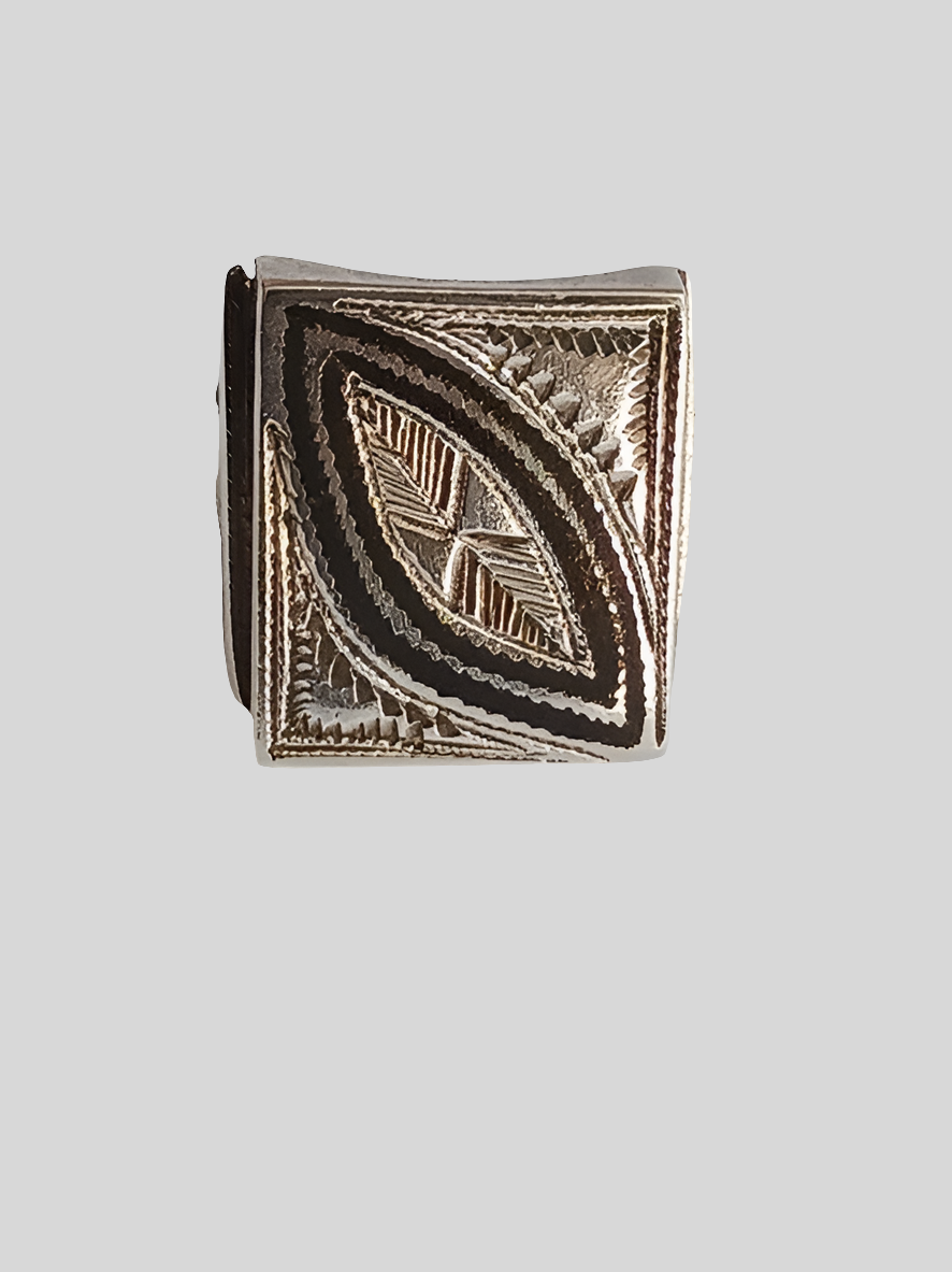 Bague touarègue en argent ciselé avec des motifs en bois d'ébène
