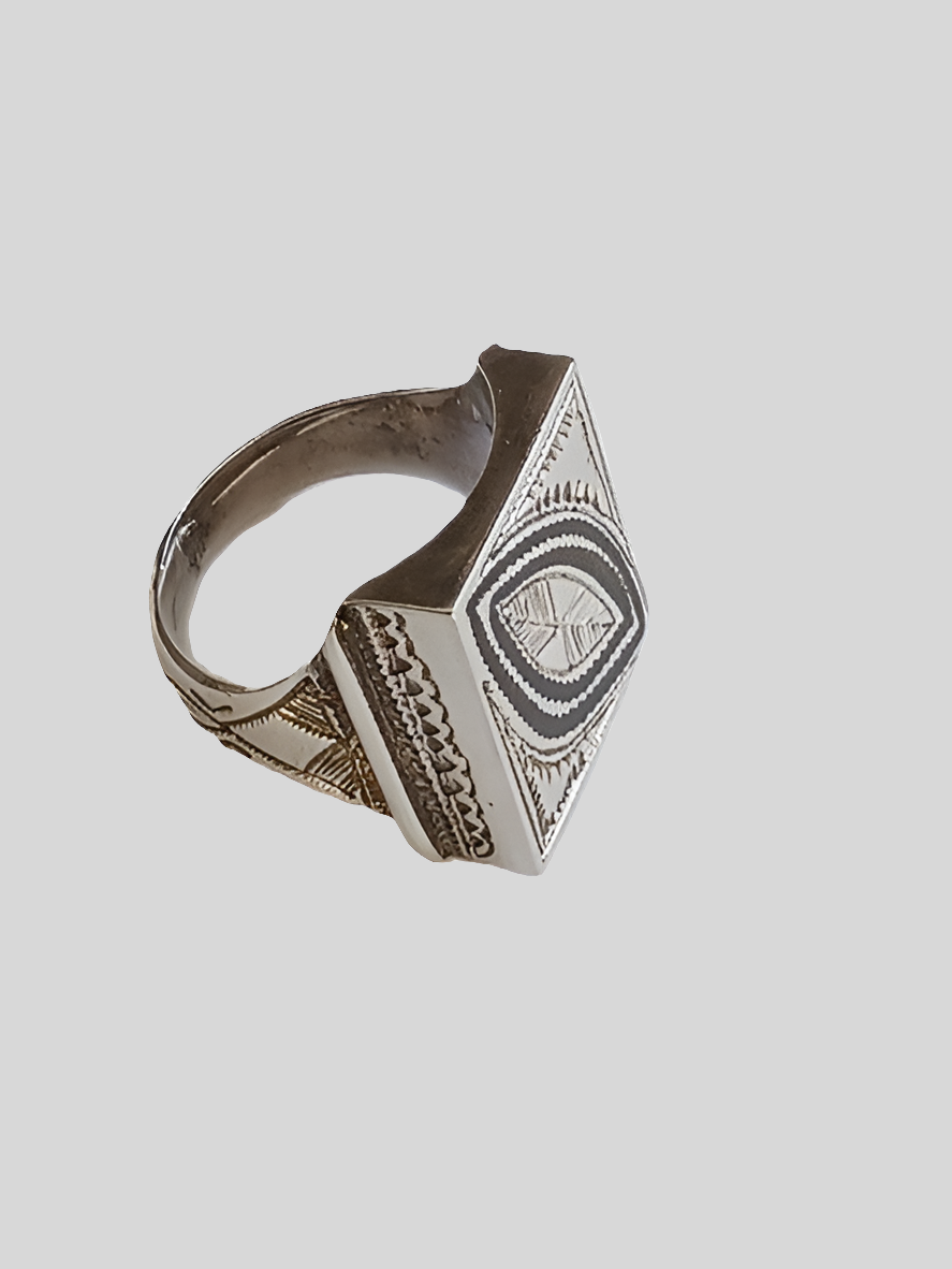 Bague touarègue en argent ciselé avec des motifs en bois d'ébène