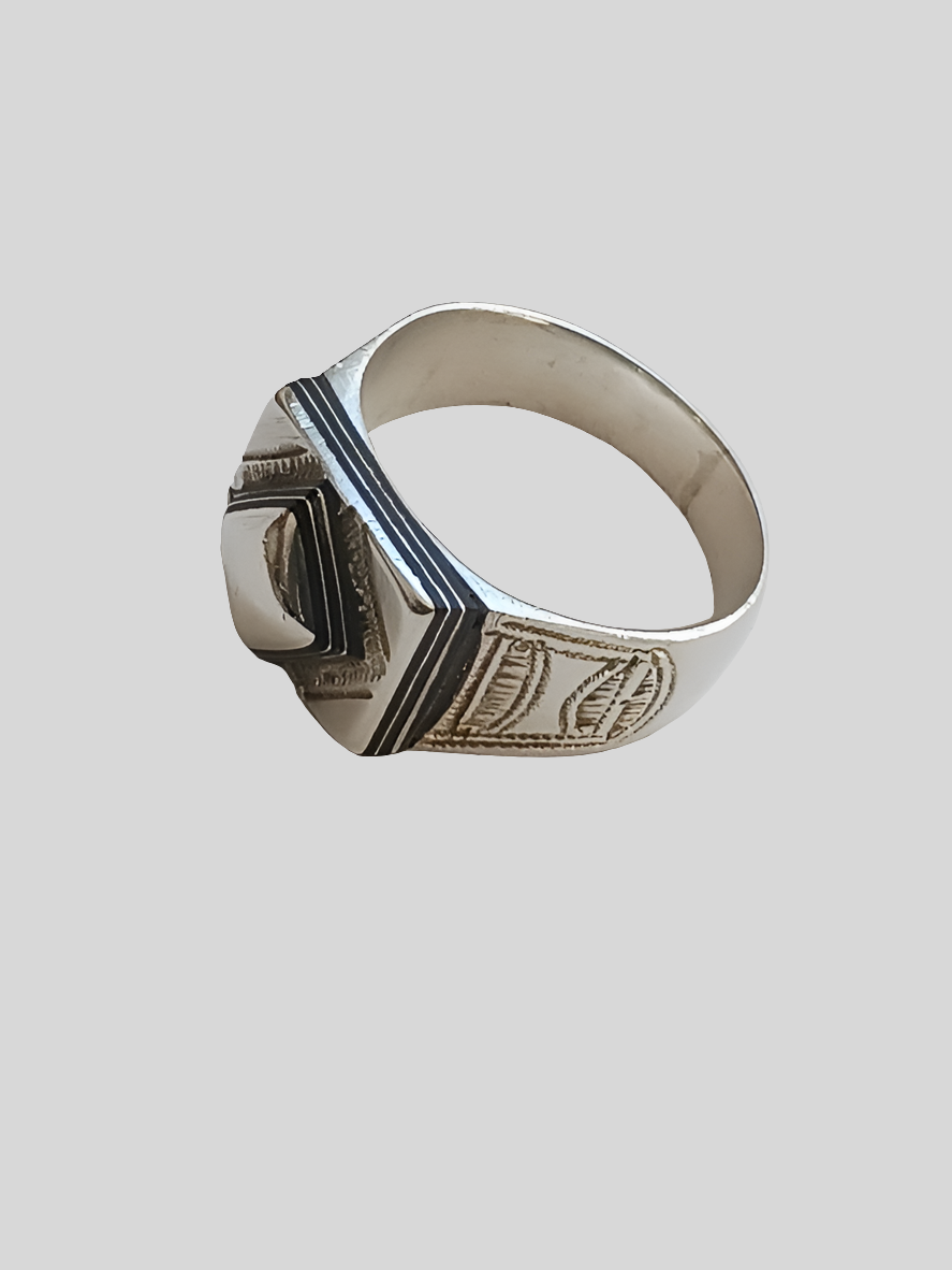 Bague touarègue en argent ciselé et bois débène