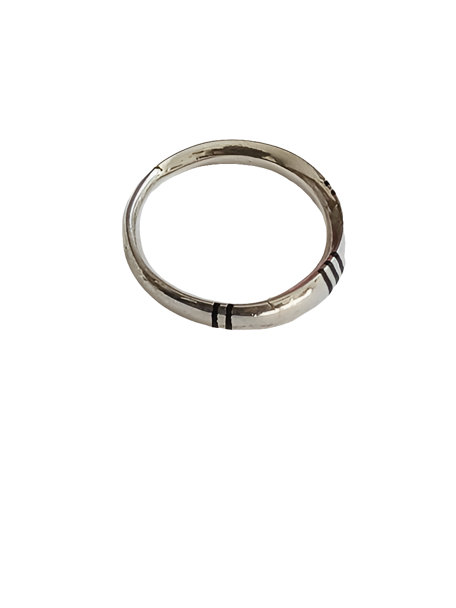 Bague touarègue en argent ciselé avec des motifs en bois débène