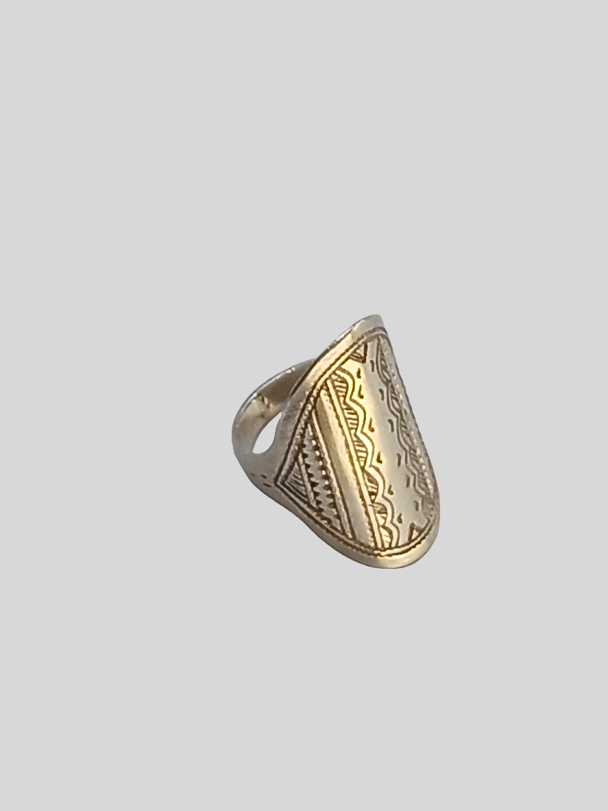 Bague touarègue en argent ciselé ornée d'une pierre agate