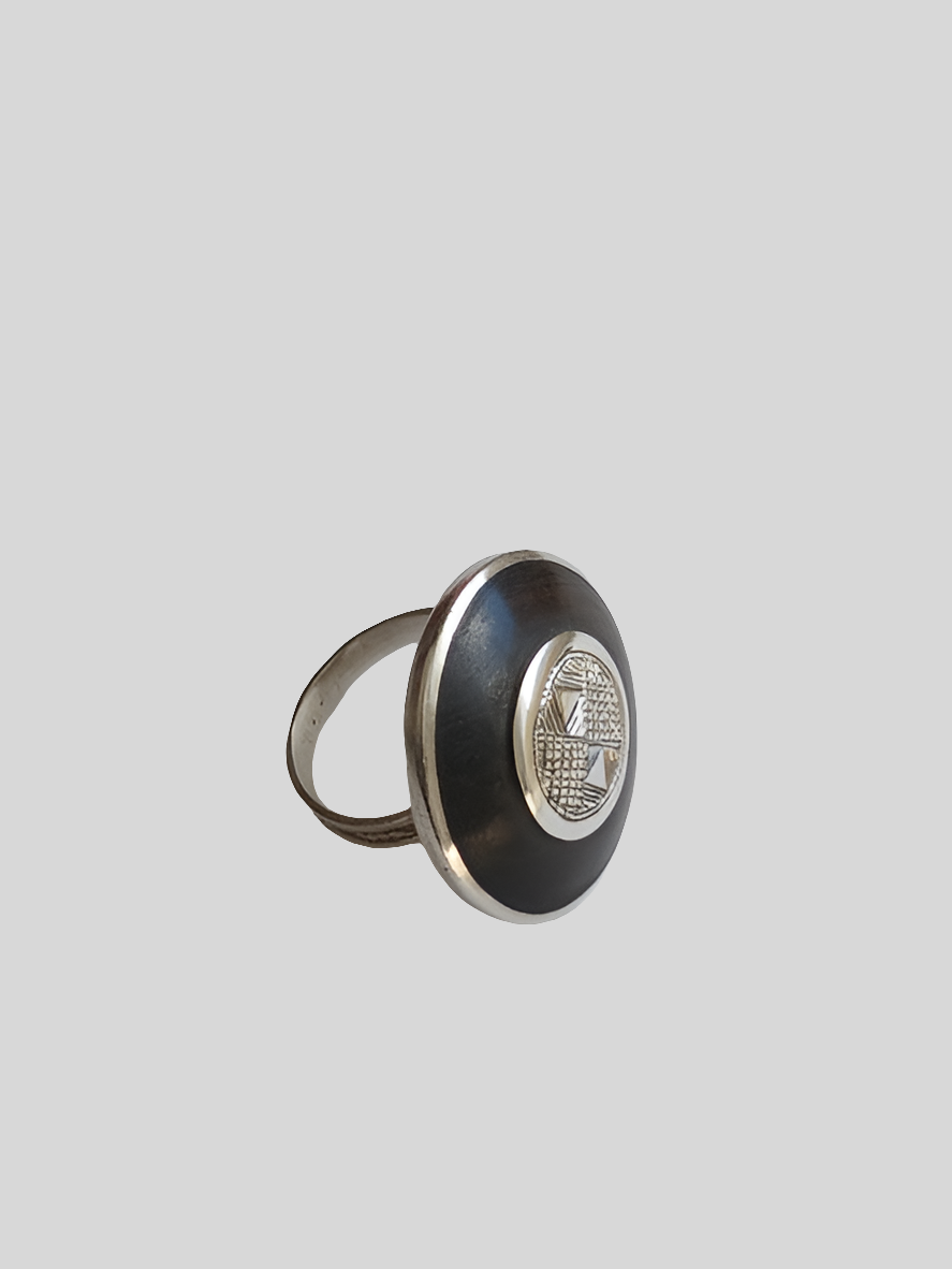 Bague touarègue en argent ciselé et bois d'ébène