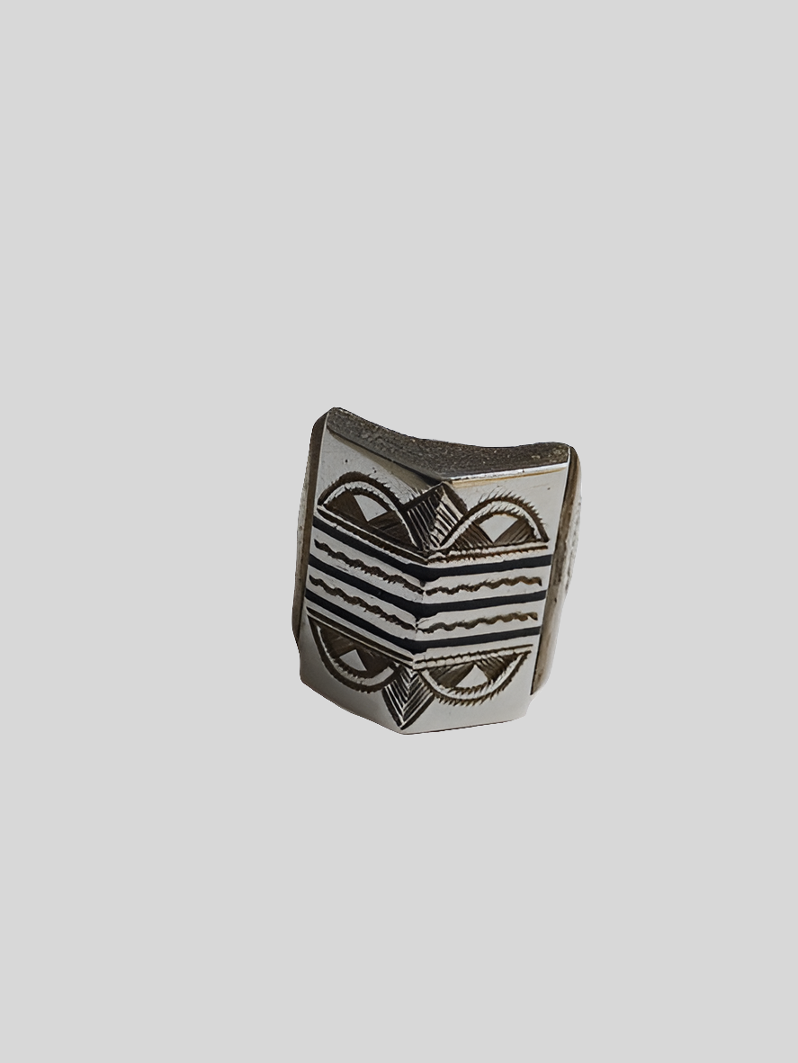 Bague touarègue en argent ciselé avec des motifs en bois d'ébène