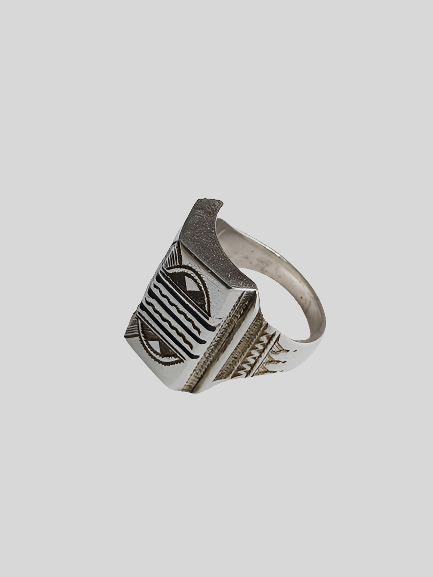 Bague touarègue en argent ciselé avec des motifs en bois d'ébène
