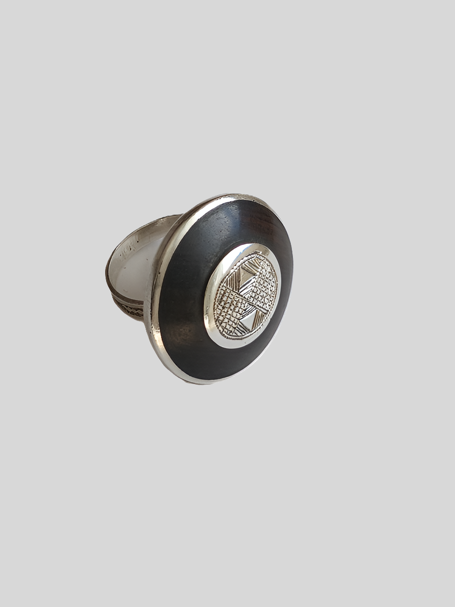 Bague touarègue en argent ciselé et bois d'ébène