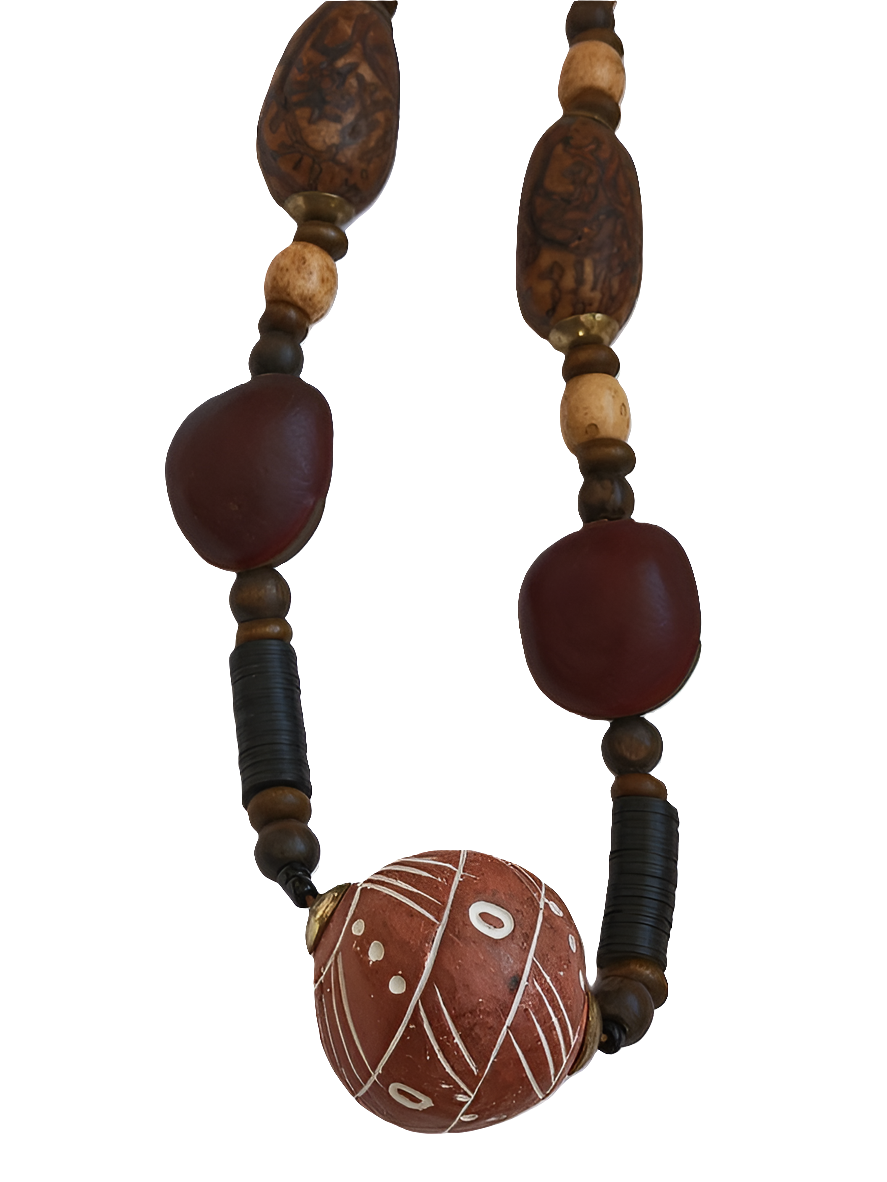 Collier en terre cuite, noyaux de karité, et perles