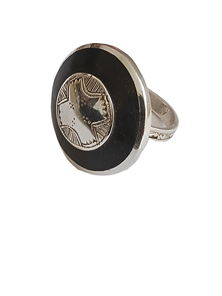Bague touarègue en argent ciselé avec des motifs en bois d'ébène
