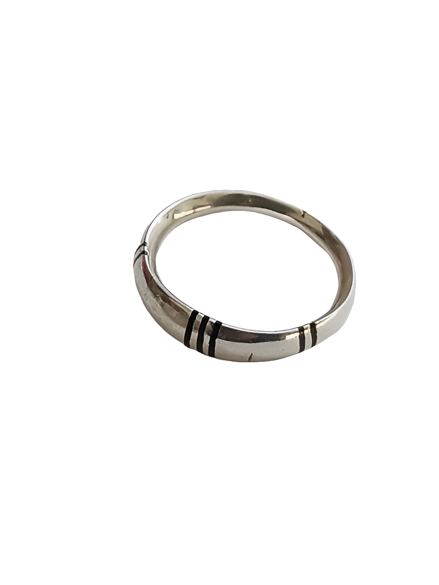 Bague touarègue en argent ciselé avec des motifs en bois débène