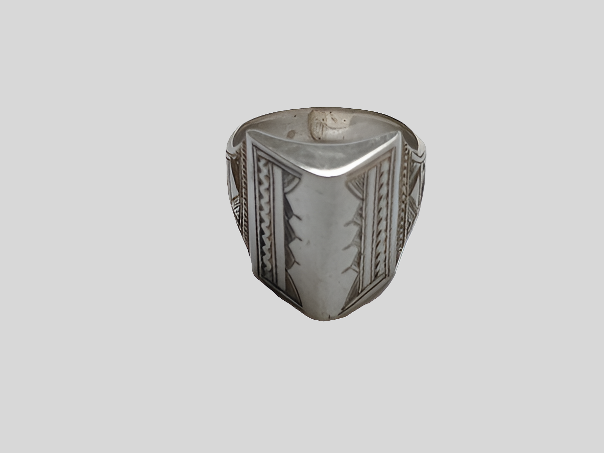 Bague touarègue en argent ciselé