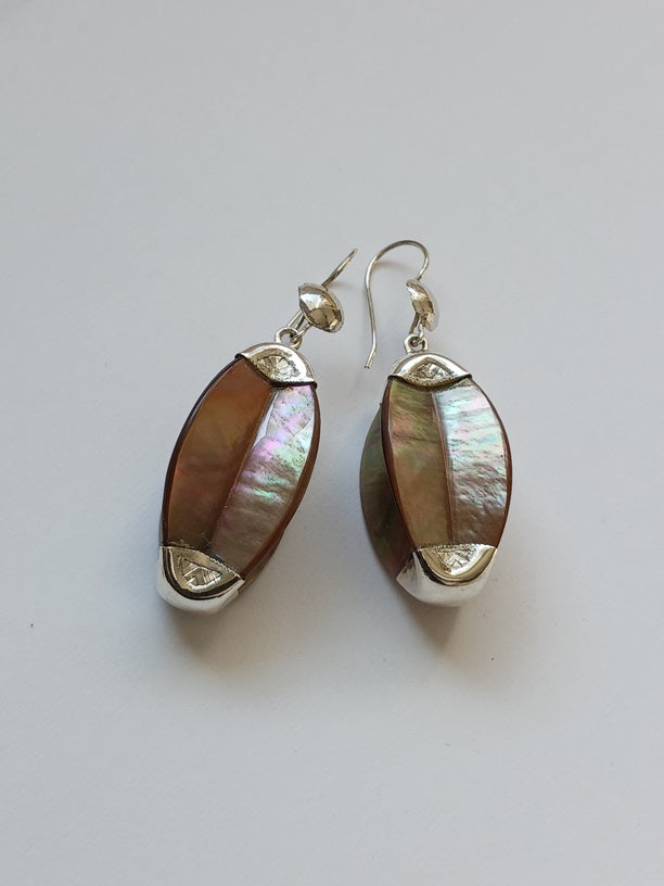 Boucles d'oreilles touareg en argent ciselé et nacre