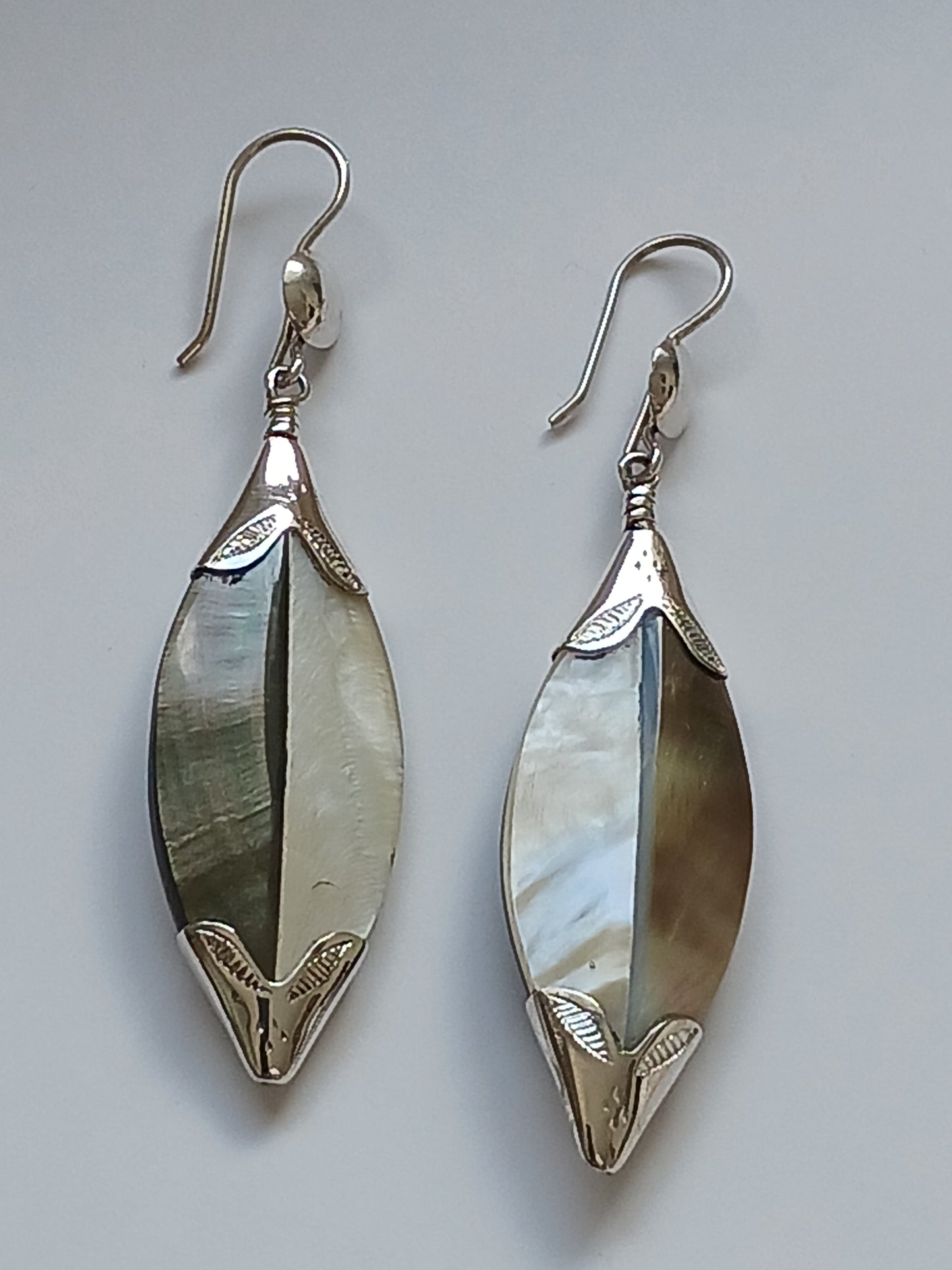 Boucles d'oreilles touareg en argent ciselé et nacre