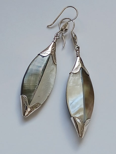 Boucles d'oreilles touareg en argent ciselé et nacre