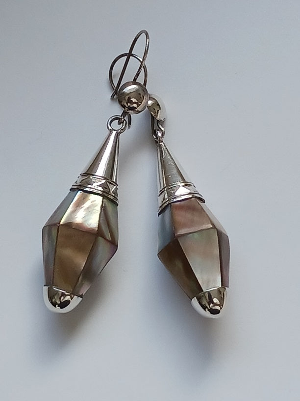 Boucles d'oreilles touareg en argent ciselé et nacre
