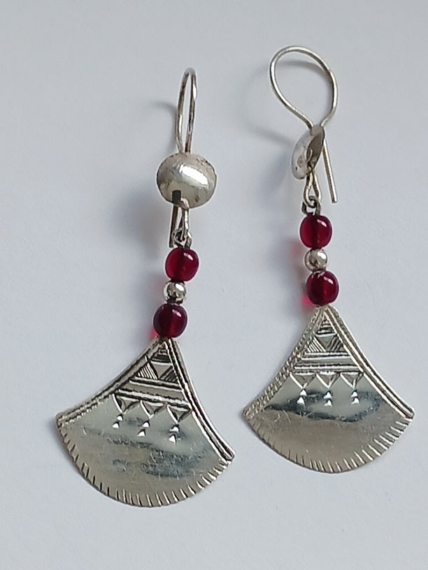 Boucles d'oreilles touareg en argent ciselé ornées de perles grenat