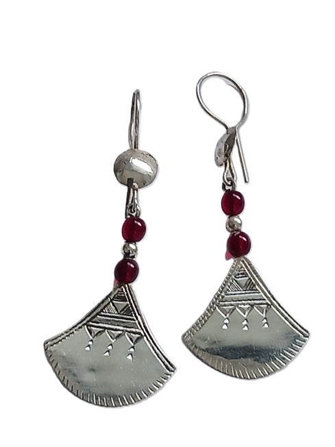 Boucles d'oreilles touareg en argent ciselé ornées de perles grenat