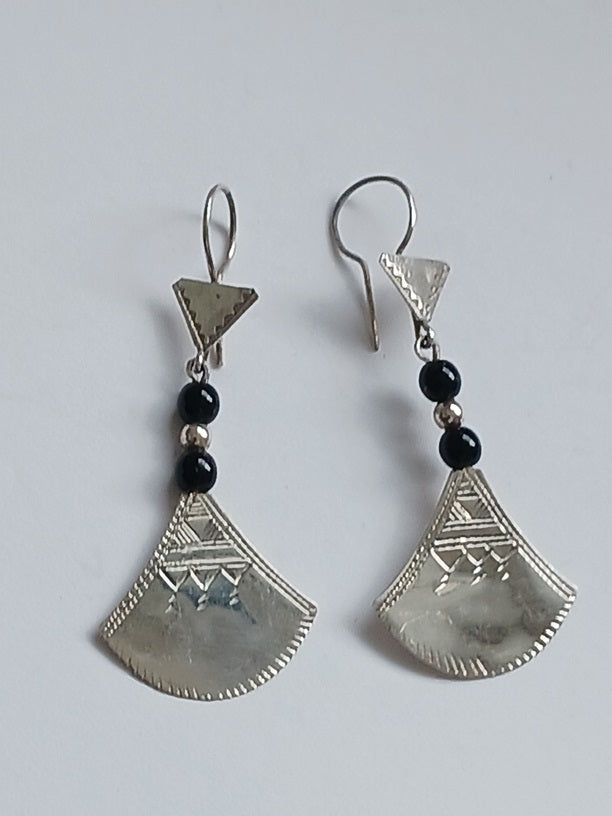 Boucles d'oreilles touareg en argent ciselé ornées de perles noires
