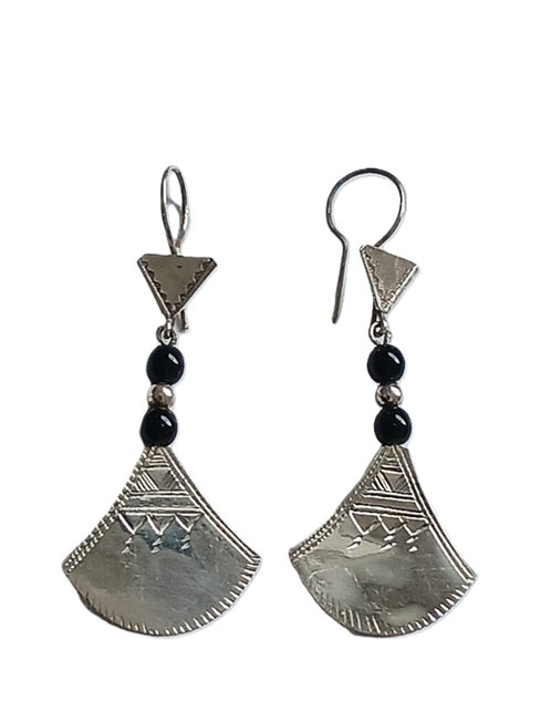 Boucles d'oreilles touareg en argent ciselé ornées de perles noires