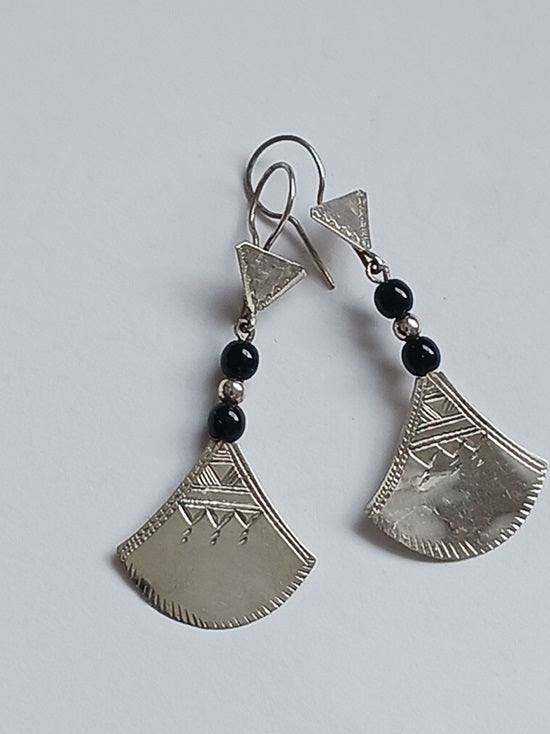 Boucles d'oreilles touareg en argent ciselé ornées de perles noires