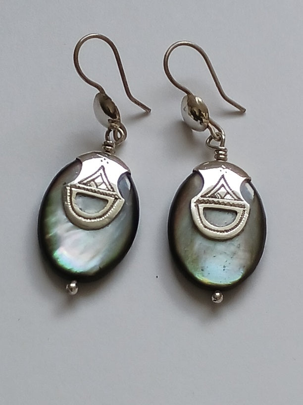 Boucles d'oreilles touareg en argent ciselé et nacre