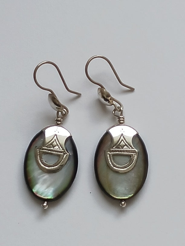 Boucles d'oreilles touareg en argent ciselé et nacre