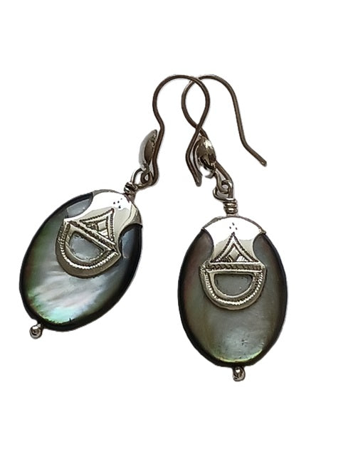 Boucles d'oreilles touareg en argent ciselé et nacre
